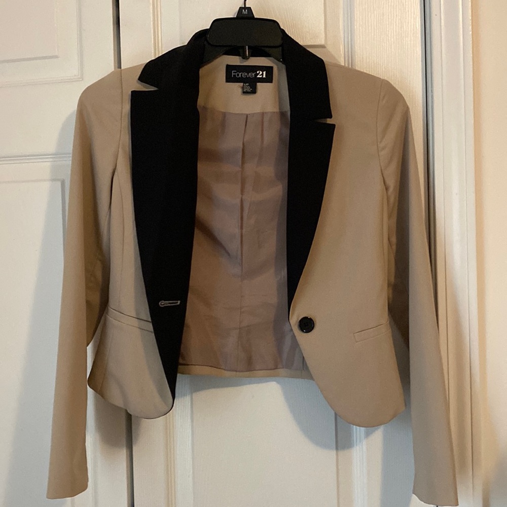 FOREVER 21 CROPPED FITTED BLAZER